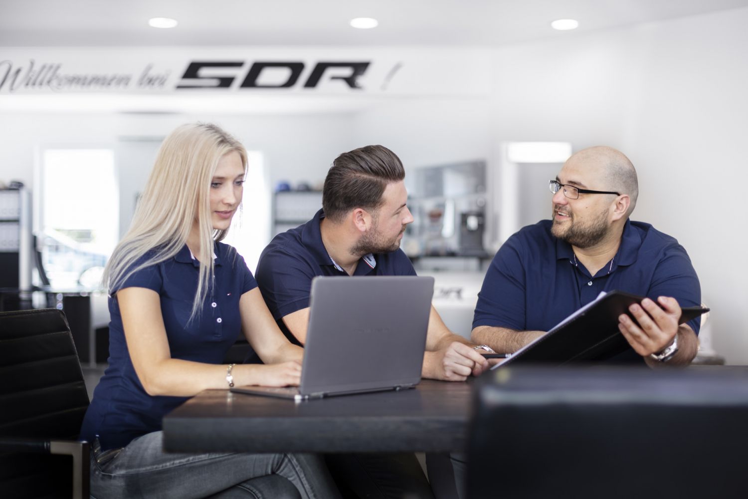 Teamfoto Besprechung