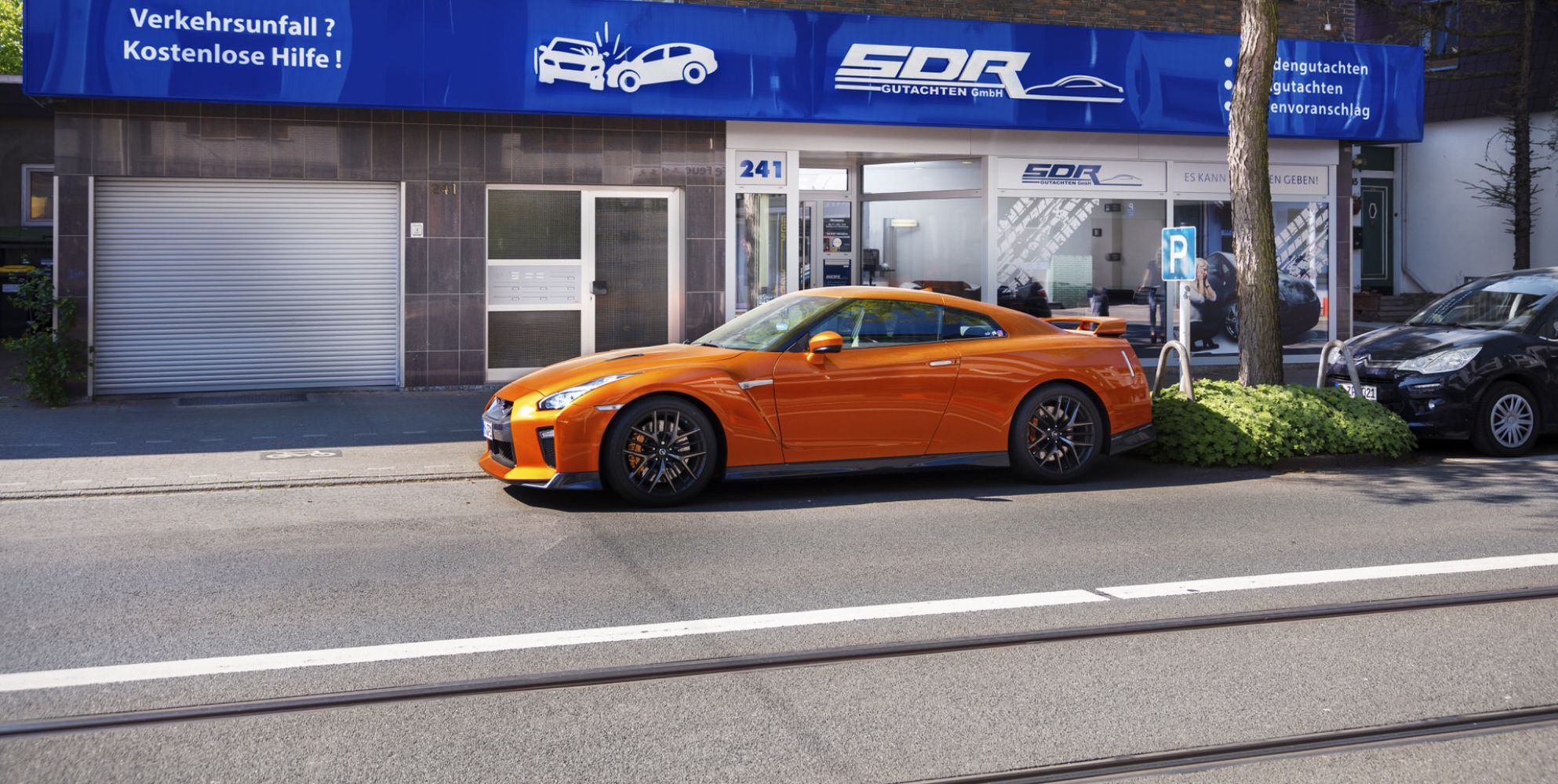 Ladenfront Nissan GTR